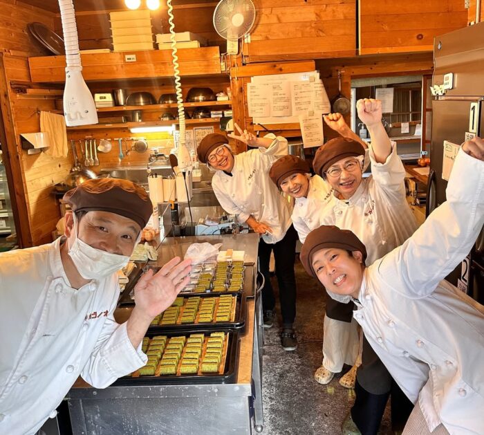 画像:カゴノオトスタッフさん達とお茶ショートブレドを仕込み中です