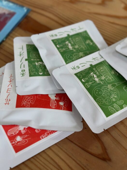 写真:カゴノオトの紅茶「花ノヨソオイ」、ほうじ茶「香ノオト」です