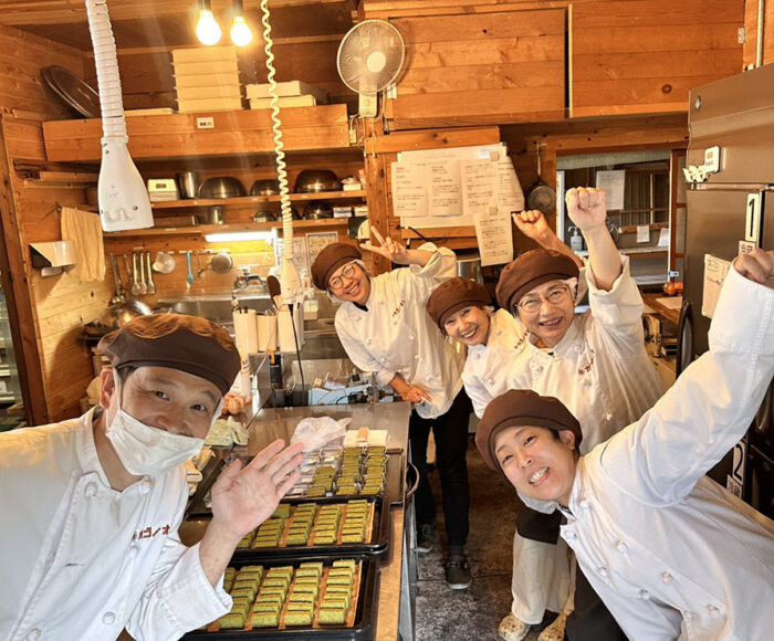 画像:カゴノオトスタッフさん達とお茶ショートブレドを仕込み中です