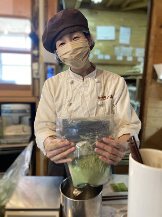 かぶせ茶パウダーを軽量しているスタッフみちりさんです