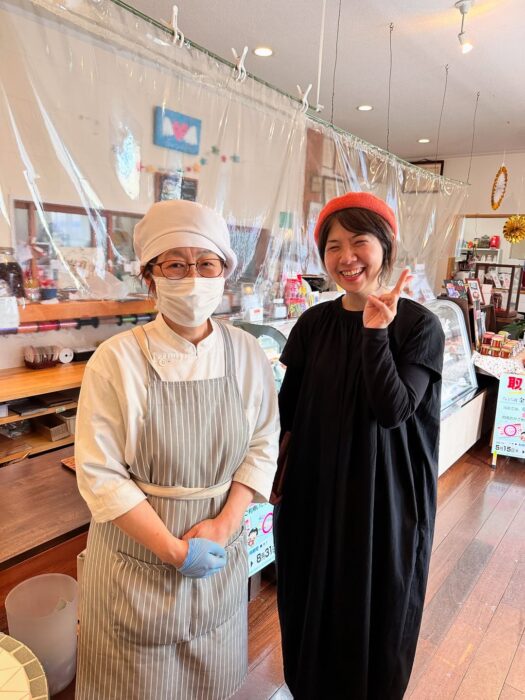 写真:スワベ洋菓子店さんとカゴノオト小清水です
