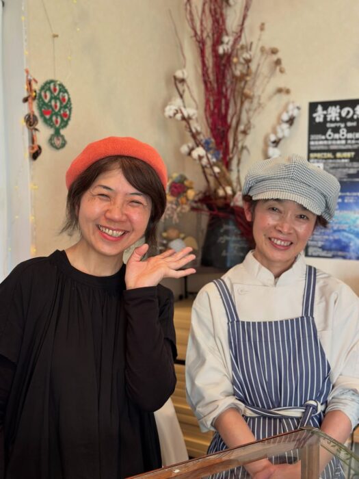 写真:スワベ洋菓子店さんとカゴノオト小清水です