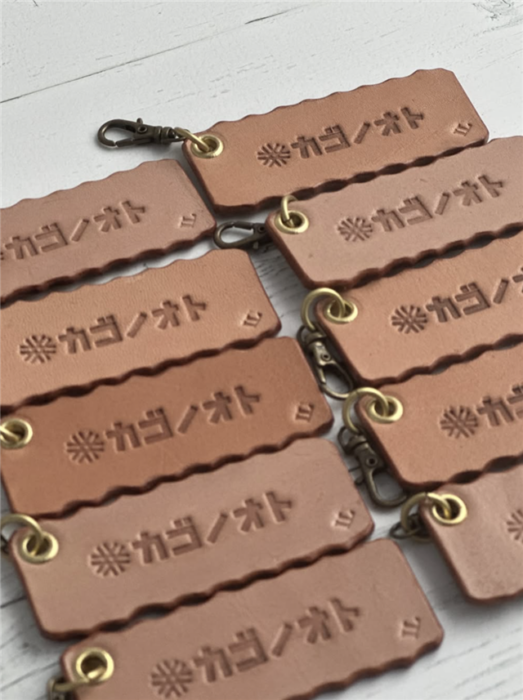 写真：イマジンレザーさんのカゴノオトのロゴ入りキーホルダーです