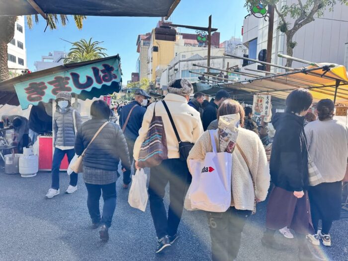 写真：日曜市です