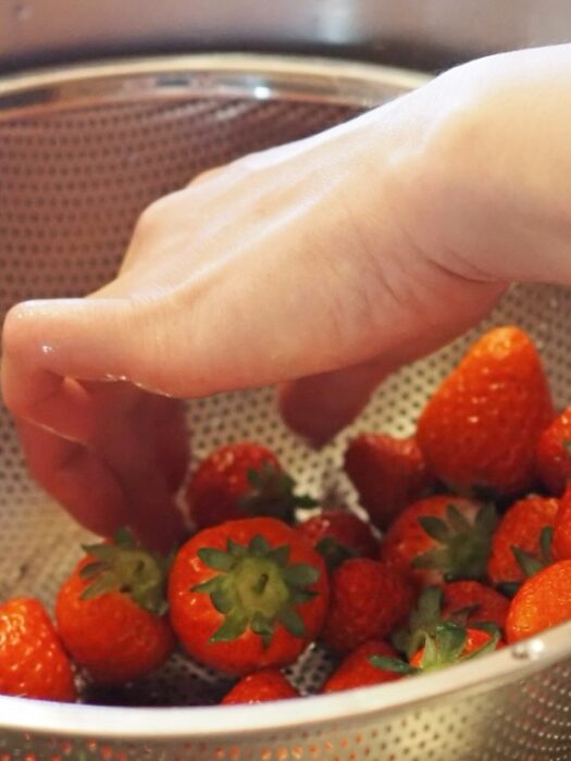 写真：いちごを仕込んでいます