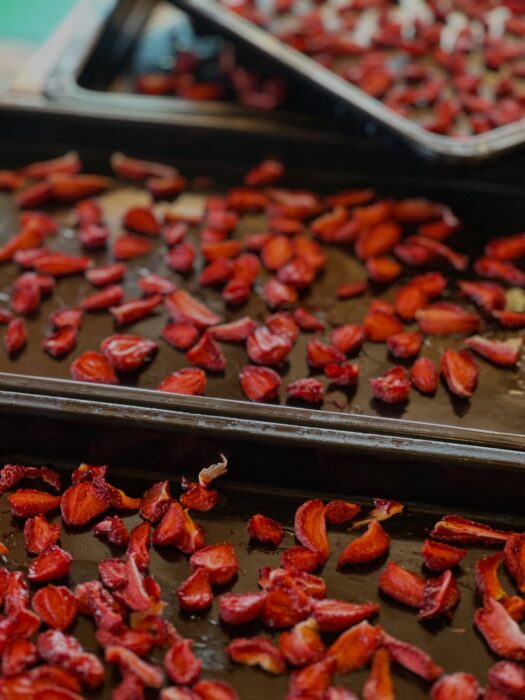 写真：いちごを仕込んでいます