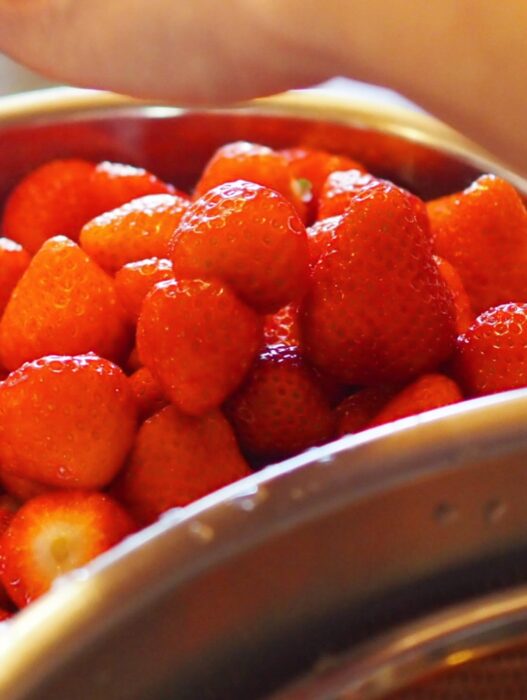 写真：いちごを仕込んでいます