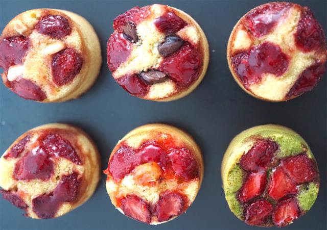 写真：様々ないちごのタルトです