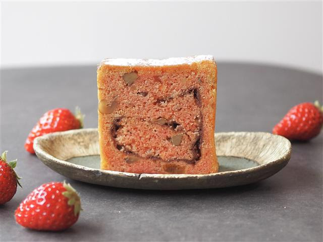 写真:【個包装】春の旬でつくるいちごシュトーレンです