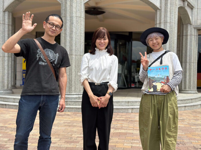 写真:鳴門市ドイツ館の学芸員さんとカゴノオト前、小清水です