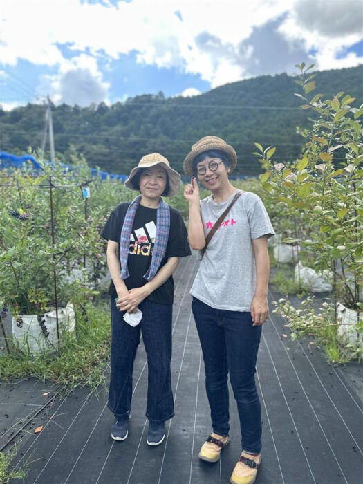 写真:観光ブルーベリー農園サンビレッジ四万十の吉岡さんとカゴノオト小清水です